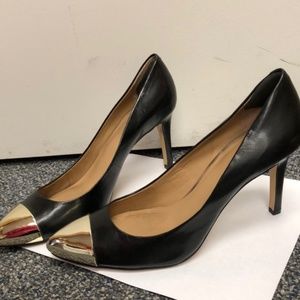 Ann Taylor Size 9 Heel - Black with Gold Toe